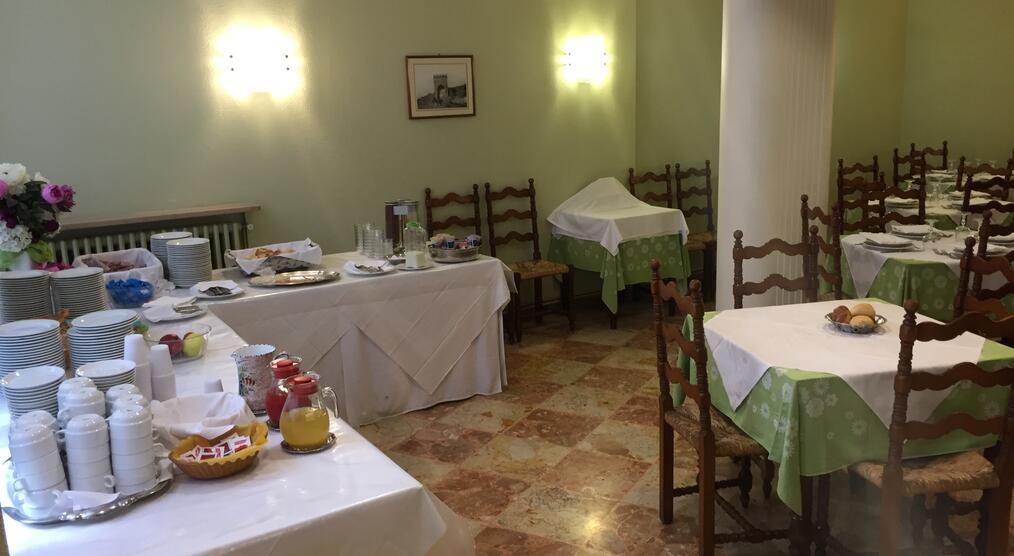 Speiseraum mit Frühstücksbuffet