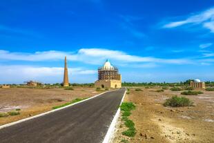 Sultan Tekesh Mausoleum und Kutlug Timur Minarett