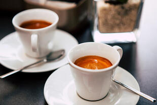 Zwei Tassen Espresso