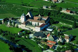 Luftaufnahme vom Kloster Neustift