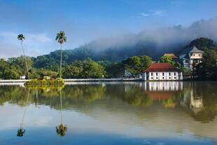 Kandy See mit Blick auf den Zahntempel
