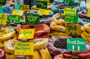 Säcke mit verschiedenen Gewürzen auf dem Markt von Narbonne