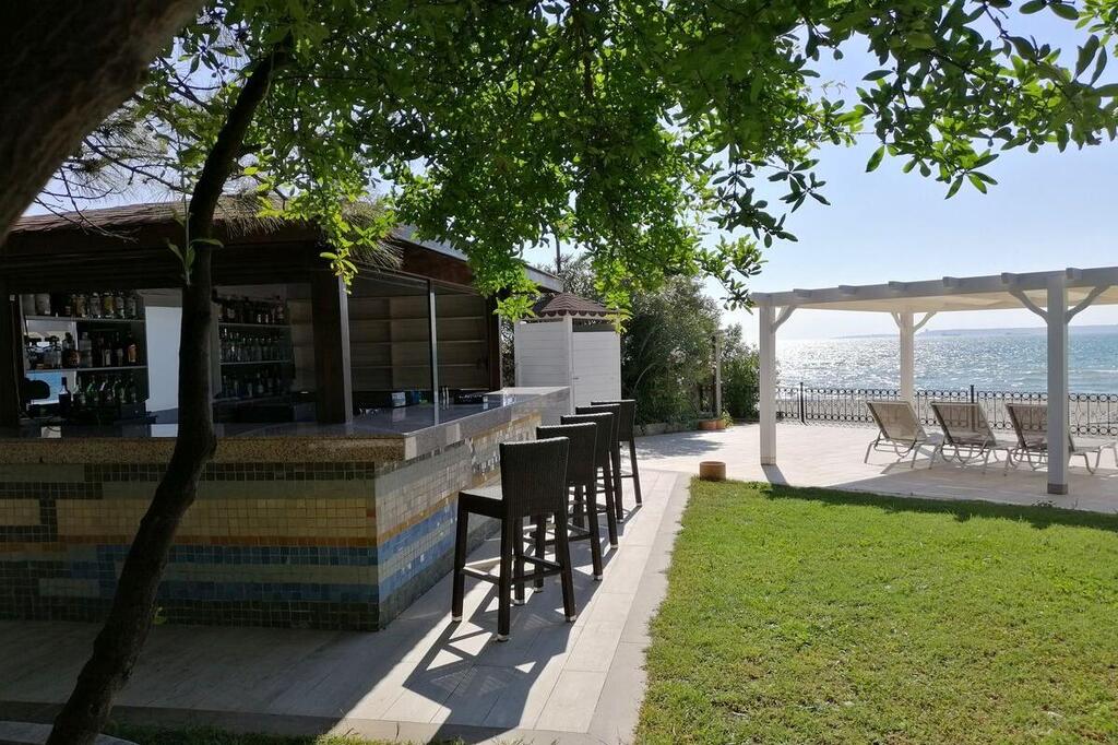 Hotelbar mit Strandblick