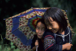 Kinder mit Regenschirm