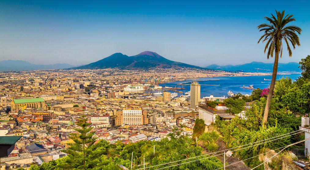 Blick über Neapel auf den Vesuv