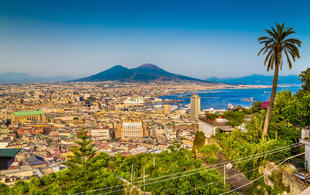 Blick über Neapel auf den Vesuv
