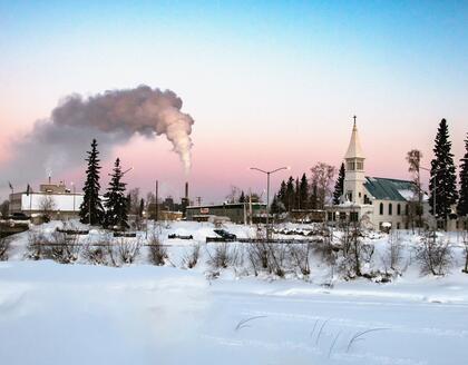 Zugefrorener Chena River im Winter bei Fairbanks