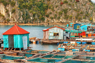 Schwimmende Dörfer in der Halong Bucht