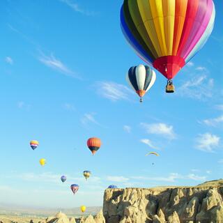 Ballonfahrt mit Sicht auf die Tuffsteinlandschaft in Kappadokien