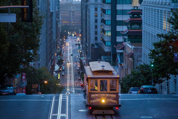 Cable Car in San Francisco bei Dämmerung