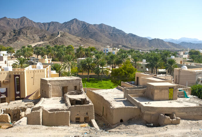 Das Lehmhaus in der Oase von Wadi Tiwi, einem kleinen Dorf im Oman, eingebettet in eine beeindruckende Naturlandschaft.