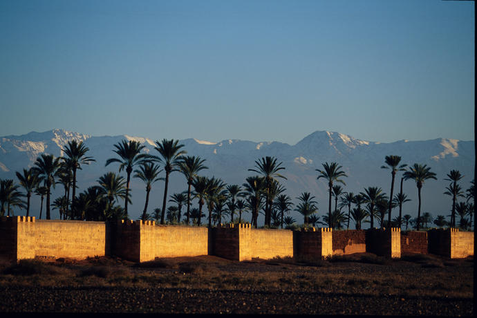 Marrakeschs Stadtmauer vor dem Atlasgebirge