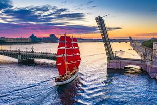 Scheidungsbrücken im Hafen von St. Petersburg