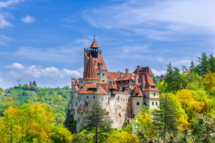 Blick über die mittelalterliche Burg Bran in der Herbstsaison der meistbesuchten Touristenattraktion von Brasov Siebenbürgen