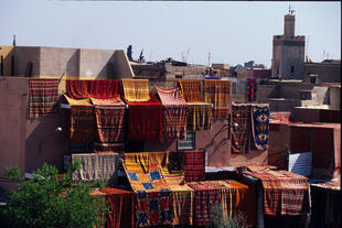 Teppiche auf Hausdächern in Marrakesch