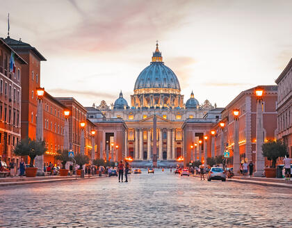 Ansicht des Petersdoms am Abend