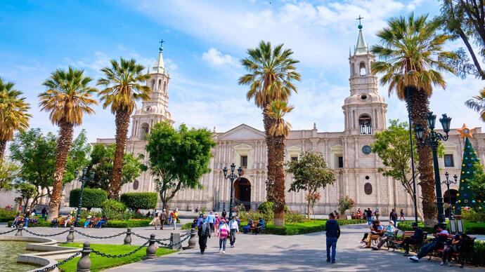 Blick auf die Kathedrale der Basilika von der Altstadt Arequipa in Peru