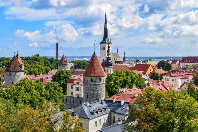 Blick auf Estlands Hauptstadt Tallinn auf einer Baltikum Rundreise mit SKR