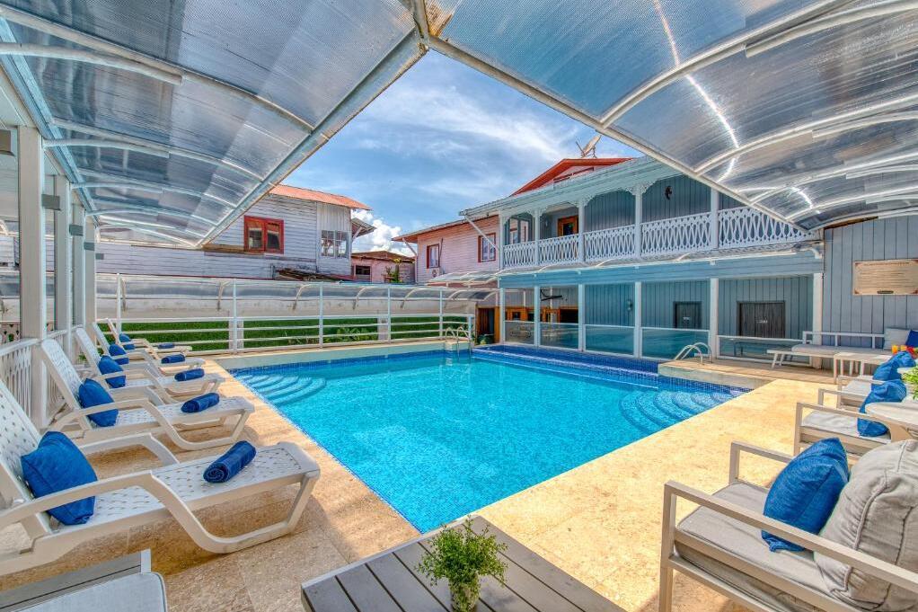 Pool mit Liegestühlen