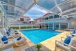 Pool mit Liegestühlen