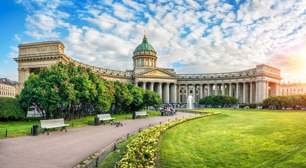 Blick auf Park und Sehenswürdigkeit Kasaner Kathedrale St Petersburg