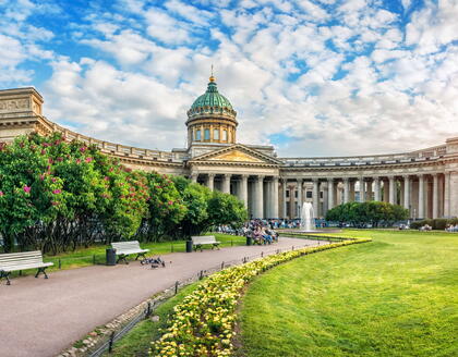 Blick auf Park und Sehenswürdigkeit Kasaner Kathedrale St Petersburg