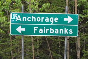 Fairbanks und Anchorage-Straßenschild