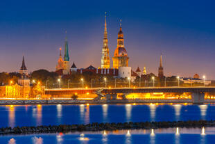 Rigas Altstadt bei Nacht