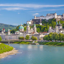 Salzburgs Skyline mit der Festung Hohelsalzburg und dem Fluss Salzach