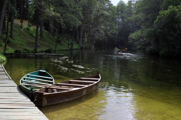 Landschaft mir Kayaks auf dem Fluss Krutynia