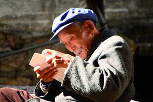 Lesender Mann in Lijiang