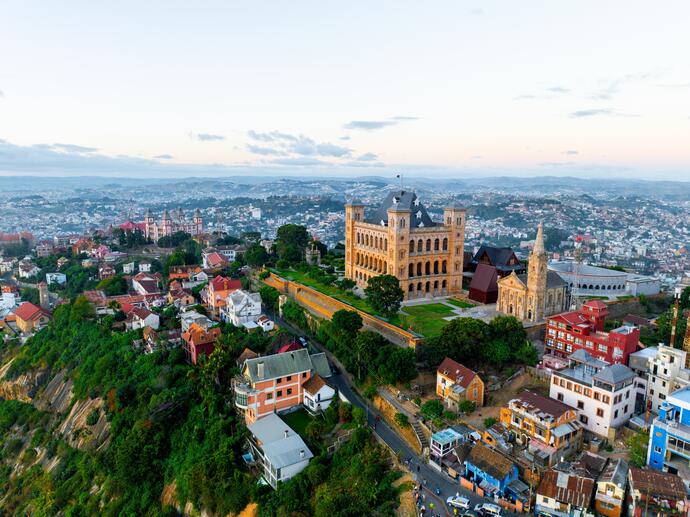 Blick auf den königlichen Palastkomplex und den Häusern von Antananarivo 