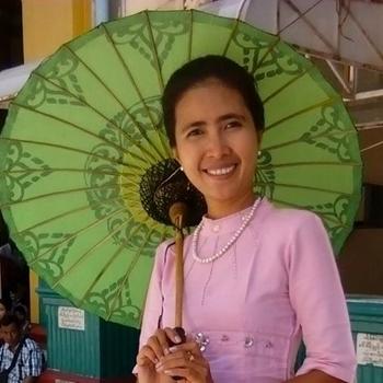 Reiseleiterin Zin Moe Aung