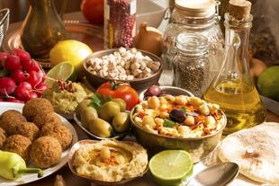Typisch libanesische Speisen: Hummus und Falafel