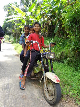 Kinder auf Motorrad 