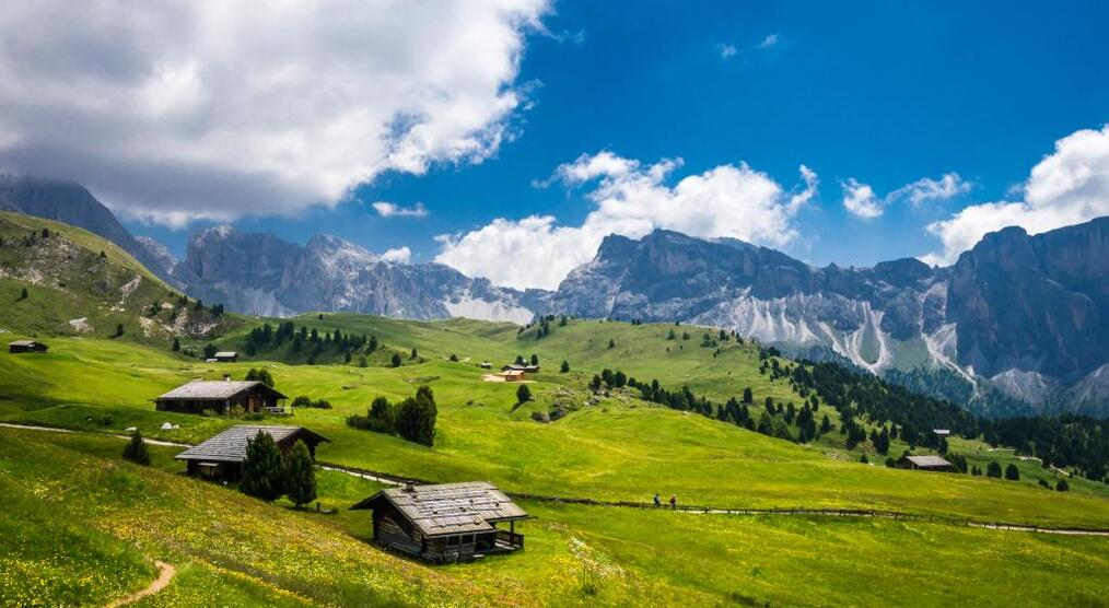 Almhütten vor der Geislergruppe in Südtirol, Italien, SKR Reisen