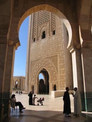 Moschee Hassan II Bogen mit Minarett