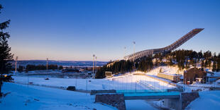 Holmenkollen Skisprungschanze im Winter