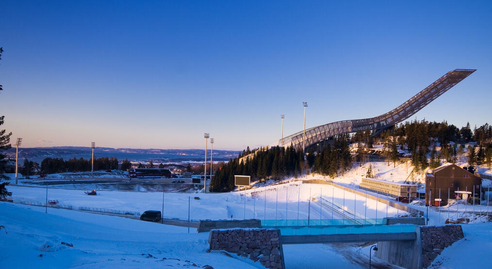 Holmenkollen Skisprungschanze im Winter