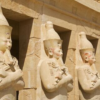 Statuen im Totentempel der Hatschepsut