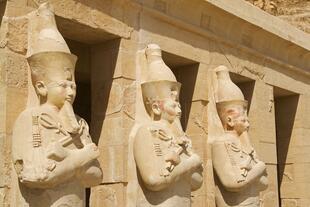 Statuen im Totentempel der Hatschepsut