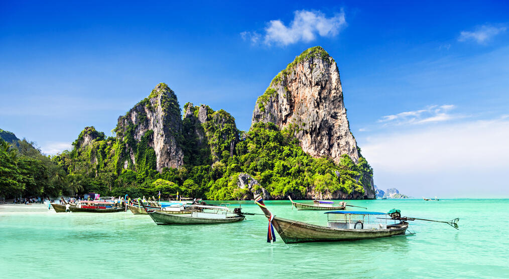 Boote in einer Bucht in Thailand