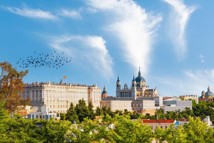 Blick auf die Kathedrale Santa Maria und den Königspalast in Madrid in Spanien
