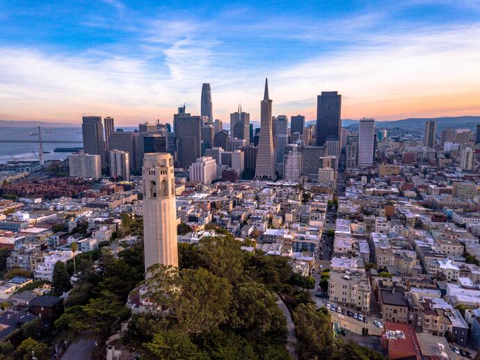 Ausblick auf Coit Tower und San Francisco Downtown