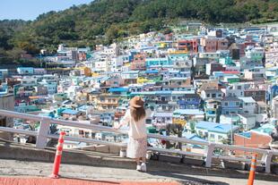 Frau blickt auf das farbenprächtige Gamcheon Cultural Village in Busan 