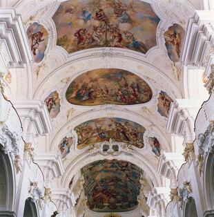 Kunstvolle Deckenmalerei im Kloster Niederaltaich
