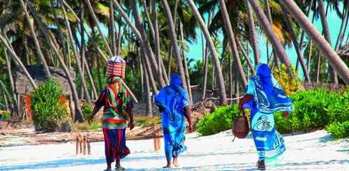 Frauen am Strand von Sansibar