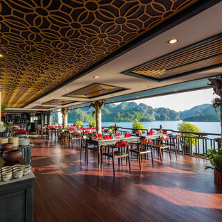 Restaurant auf dem Kreuzfahrtschiff in Vietnam - VNRLUX