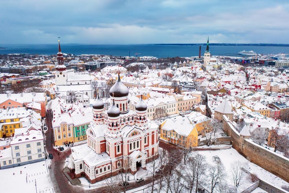 Blick auf die schneebedeckte Altstadt von Tallinn