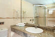 Badezimmer mit Dusche